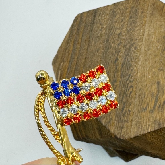 Sparkly rhinestone American flag small pin brooch lapel tie tack patriotic - Picture 3 of 7